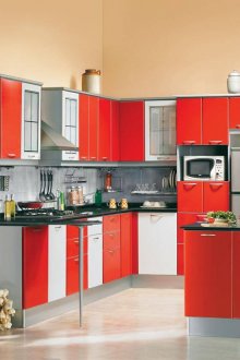 Σετ με κόκκινους τόνους σε μια μπεζ κουζίνα