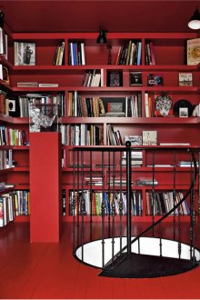 Κόκκινη βιβλιοθήκη στο σπίτι
