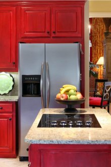 Γκρίζο πάγκο και ποδιά σε κόκκινη κουζίνα