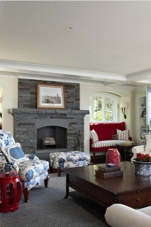 Κόκκινους τόνους στο σαλόνι με τζάκι