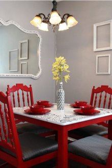 Κόκκινη και γκρίζα τραπεζαρία