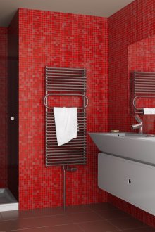 Κόκκινο και λευκό εσωτερικό μπάνιο