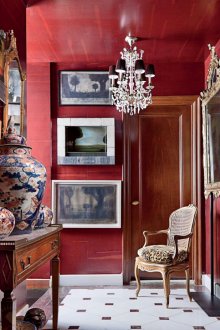 Κόκκινοι τοίχοι στο διάδρομο