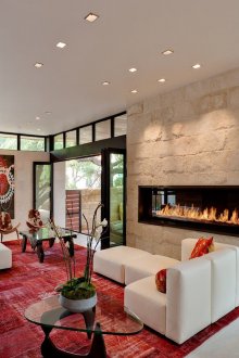 Κόκκινο, λευκό και μαύρο χρώμα στο εσωτερικό του καθιστικού με τζάκι