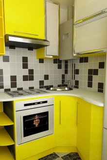 Κίτρινη μικρή κουζίνα 5 τ.μ.