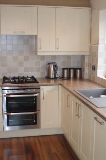 Μικρή μπεζ και καφετιά κουζίνα