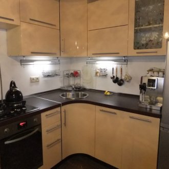 Μπεζ και μαύρη κουζίνα γωνιά