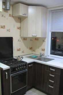 Μαύρη και άσπρη γωνία σε μια μικρή κουζίνα