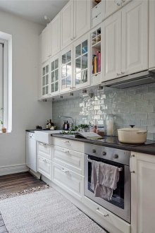 Καφέ δάπεδο σε μια λευκή κουζίνα