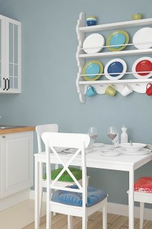 Λευκά και καφέ έπιπλα σε μια μικρή κουζίνα