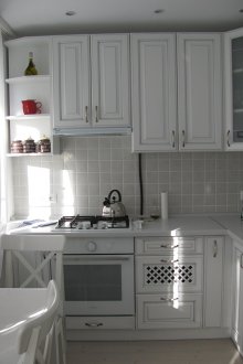 Λευκό σχεδιασμό κουζίνας γωνιών