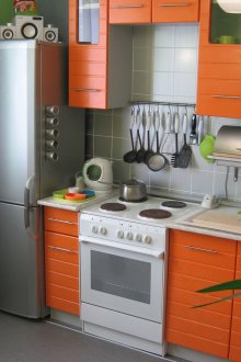 Μικρή πορτοκαλί γκρίζα κουζίνα