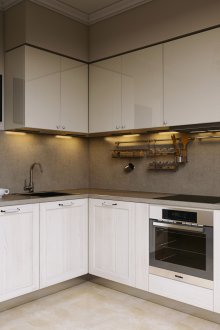 Γωνιακή γκρι και λευκή γυαλιστερή κουζίνα