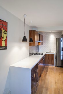 Καφέ και άσπρο σετ κουζίνας