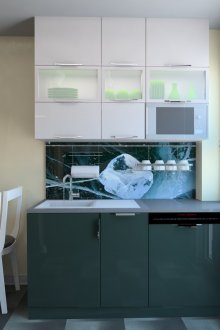 Μικρή λευκή και πράσινη κουζίνα