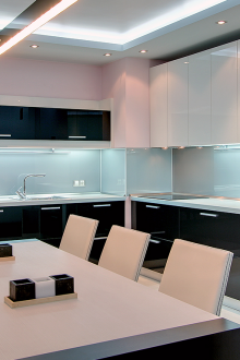 Μαύρη και άσπρη κουζίνα 11 τ.μ.