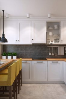 Μαύρη ποδιά σε μια καφετιά και άσπρη κουζίνα 11 τ.μ.