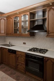 Ξύλινη πρόσοψη της γωνιακής κουζίνας