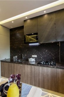 Μπεζ, μαύρο και καφέ χρώματα στο εσωτερικό της κουζίνας.