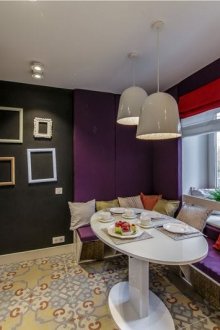 Μωβ και κόκκινη έμφαση στο εσωτερικό μιας μικρής κουζίνας