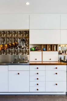 Λευκή και καφέ κουζίνα