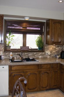 Γωνιακή κουζίνα με ξύλινη πρόσοψη