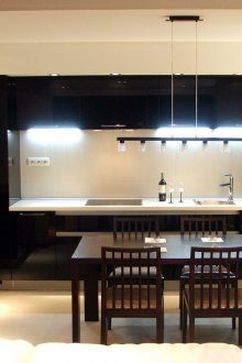 Σύγχρονη μαύρη και άσπρη κουζίνα