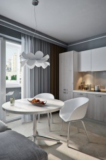 Γκρίζα και λευκή κουζίνα με μπαλκόνι