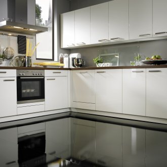 Γυαλιστερό μαύρο πάτωμα στην κουζίνα