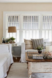 Λευκό, μπεζ, καφέ και μαύρο χρώμα στο εσωτερικό του καθιστικού