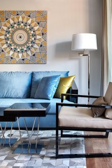 Μπλε καναπές στο σαλόνι