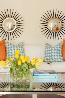 Πορτοκαλί-μπλε accents σε ένα μπεζ σαλόνι