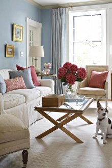 Κόκκινο, μπλε και μπεζ χρώματα στο σαλόνι.