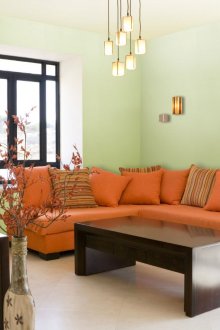 Πορτοκαλί γωνιακός καναπές στο σαλόνι