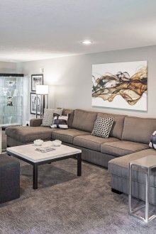 Γκρίζο και λευκό μοντέρνο σαλόνι