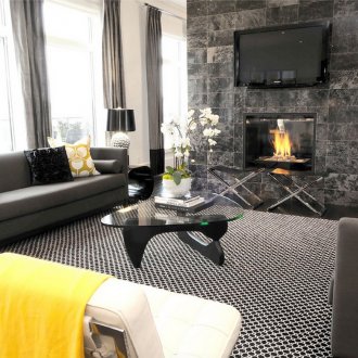 Λευκό, μαύρο και γκρι χρώματα στο σαλόνι με τζάκι