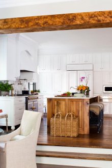 Βάθρο στο σαλόνι-κουζίνα