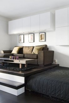 Καθιστικό-υπνοδωμάτιο με υψηλό βάθρο