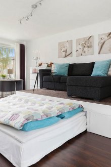 Καθιστικό-υπνοδωμάτιο με βάθρο