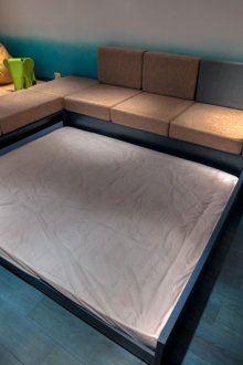 Καθιστικό-υπνοδωμάτιο με βάθρο