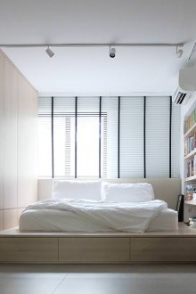 Λευκή και μπεζ κρεβατοκάμαρα με βάθρο