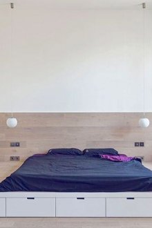 Λευκή κρεβατοκάμαρα με βάθρο