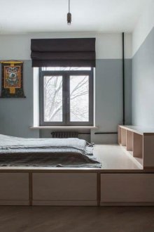 Γκρίζα και λευκή κρεβατοκάμαρα με βάθρο