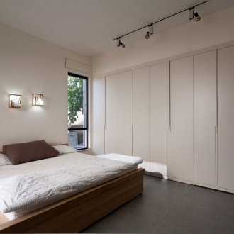 Φωτεινό υπνοδωμάτιο με βάθρο