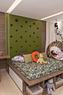 Κρεβάτι στο βάθρο στο εσωτερικό του νηπιαγωγείου