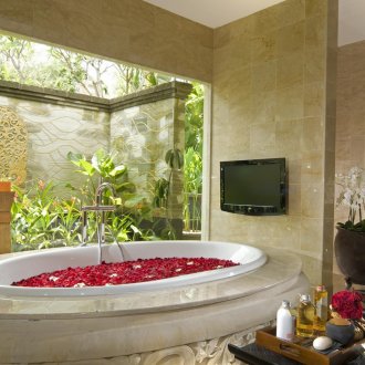 Μπεζ πέτρα στο φινίρισμα του μπάνιου