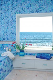 Μπλε μωσαϊκά πλακάκια και πλακάκια σε μπάνιο ναυτικού στυλ