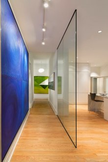 Γυάλινο χώρισμα σε μοντέρνο εσωτερικό