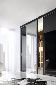 Μαύρο και γκρι γυάλινο χώρισμα