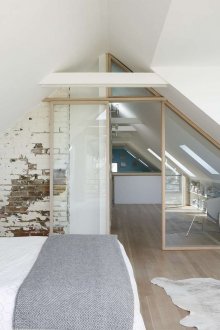 Γυάλινο χώρισμα με μια πόρτα στο υπνοδωμάτιο σοφίτα